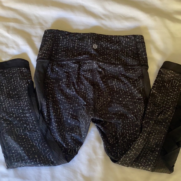 Lululemon Crops Size 4 HR with Mesh Details - Picture 3 of 8